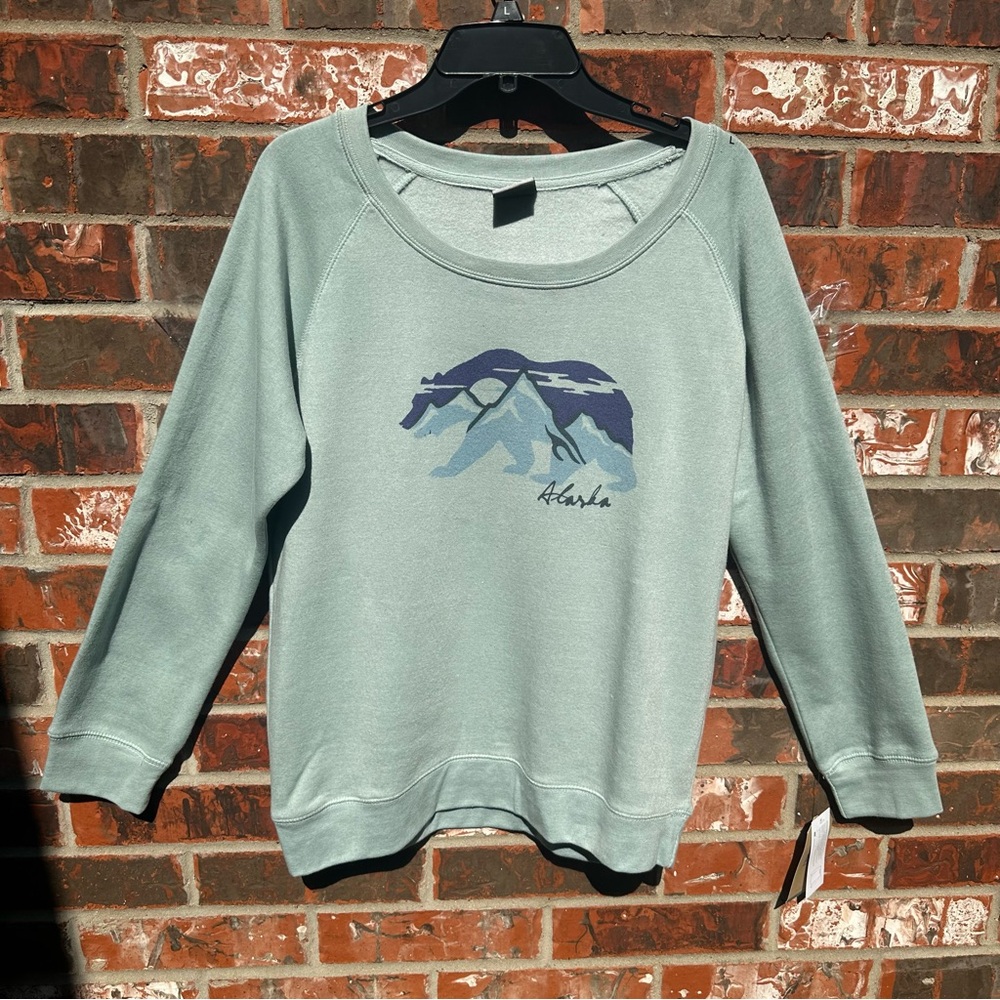 Alaska Themed “Mountains and Bear” Sweatshirt (new, with tags) (L)